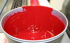 Rote Farbe in einen Beh�lter
