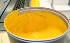 Gelbe Farbe in einem Beh�lter