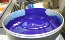 Blaue Farbe in einem Beh�lter